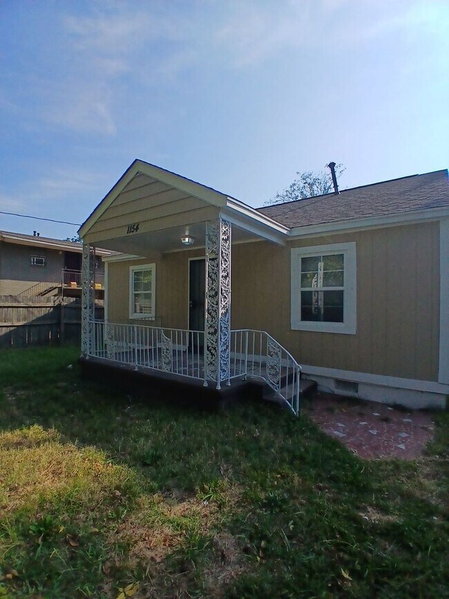 Foto del edificio - Fully Renovated 3 Bedroom, 1 Bath | Hyde Park | Open to Section 8