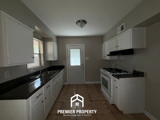 Foto del edificio - Charming 3BR Colonial Acres Cottage | Hardwood Floors, Detached Garage & Large Yard