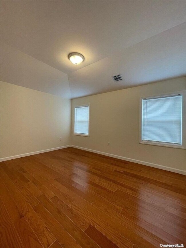 Foto del edificio - 62-20 Dry Harbor Rd