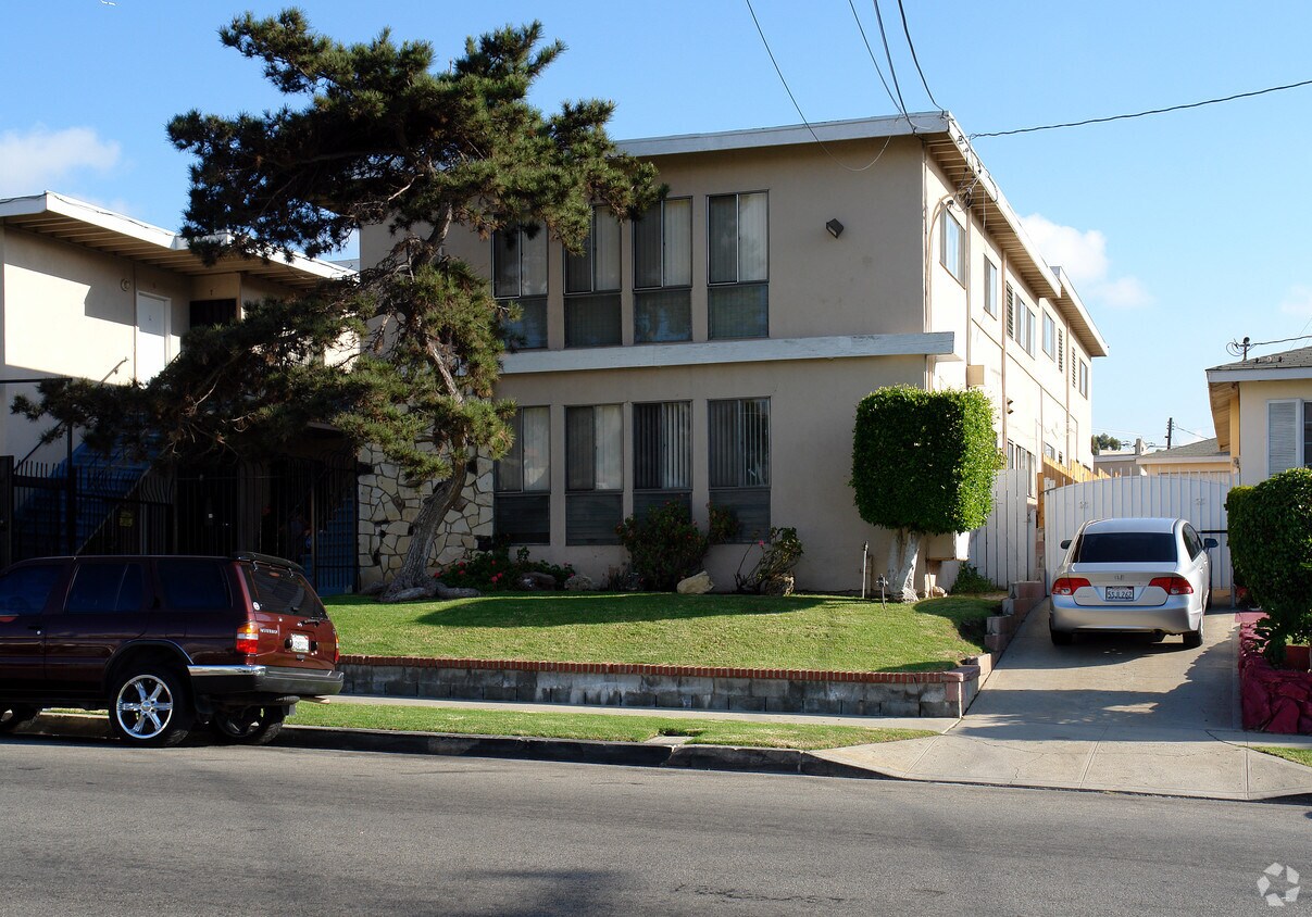 Building Photo - 711-719 W Beach Ave