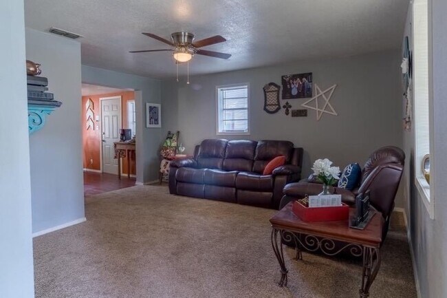 Foto del edificio - 2 bedrooms upstairs, 1 downstairs 1 bath c...