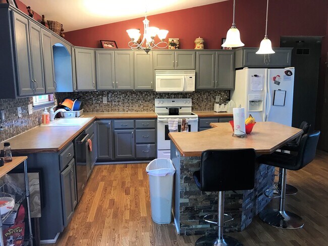 Foto del edificio - Fenced-in Yard + West Side of Manhattan + Washer & Dryer Included + 2-Car Garage! Available July ...