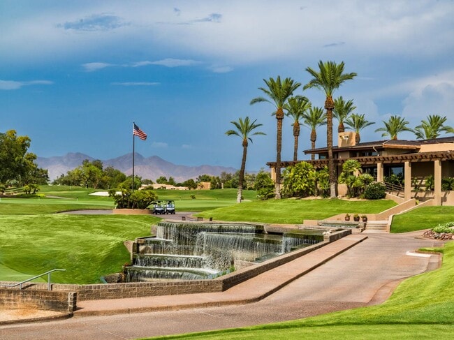 Tee off with stunning views and lush fairways at Gainey Ranch Golf Club. - Modera Kierland