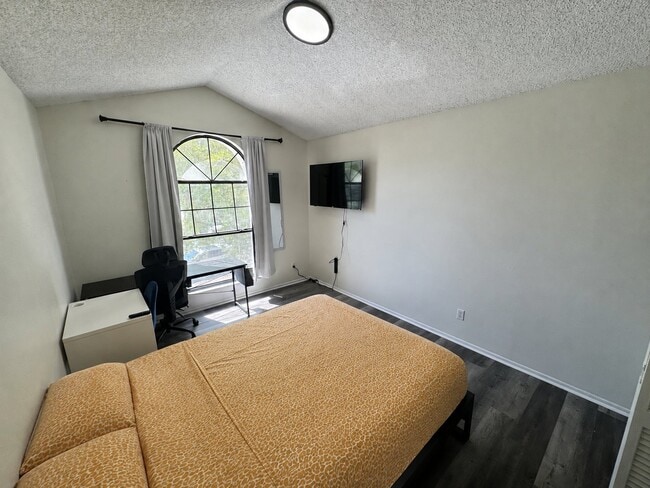 Building Photo - 3432 Hillmont Cir