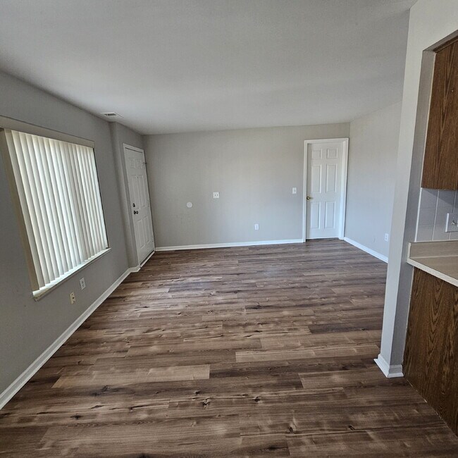 Foto del edificio - 2-Bedroom, 1 Bathroom Condo with New Laminate Flooring Throughout The Main Living Area, Kitchen w...