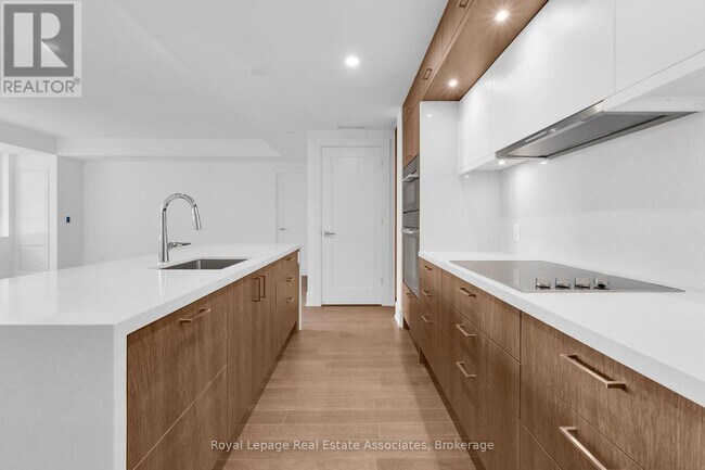 Building Photo - 259 The Kingsway
