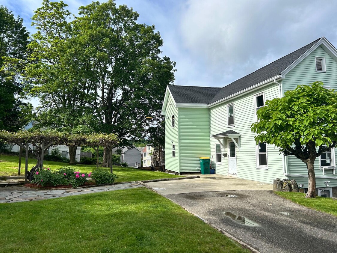 Single house - 19 1/2 Hovey St