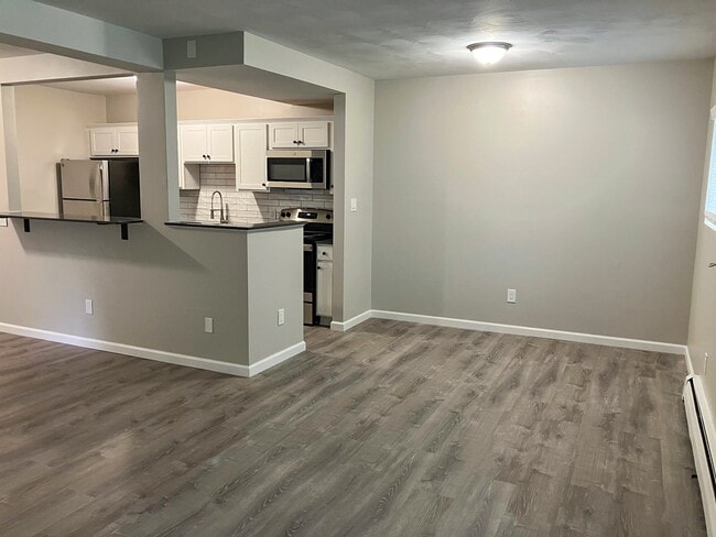 Building Photo - Country Manor Apartment Homes