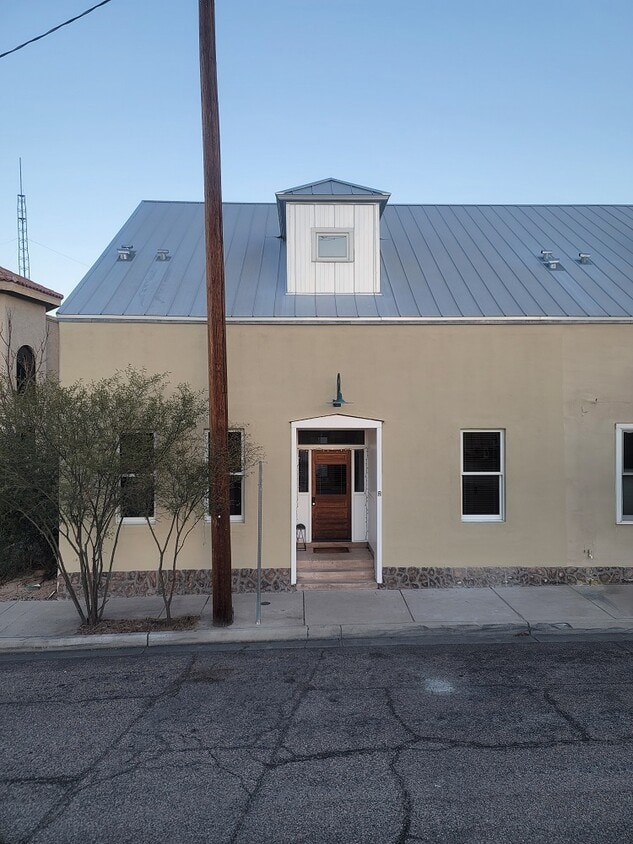 Primary Photo - 358 N Court Ave