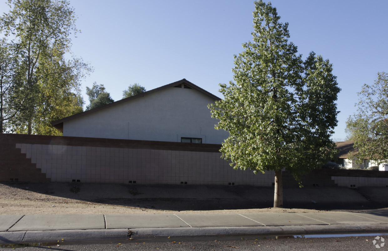 Building Photo - 2501 W Morten Ave