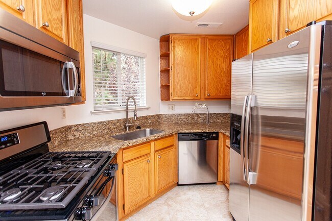 Foto del edificio - AVAILABLE FOR IMMEDIATE OCCUPANCY