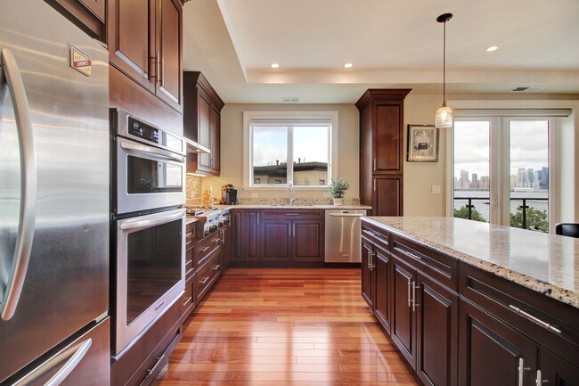 Building Photo - 250 Henley Pl