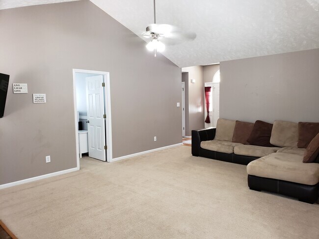 Building Photo - Spectacular 3 bedroom 2 bath home with a b...