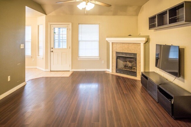Building Photo - 1013 Applewood Cir