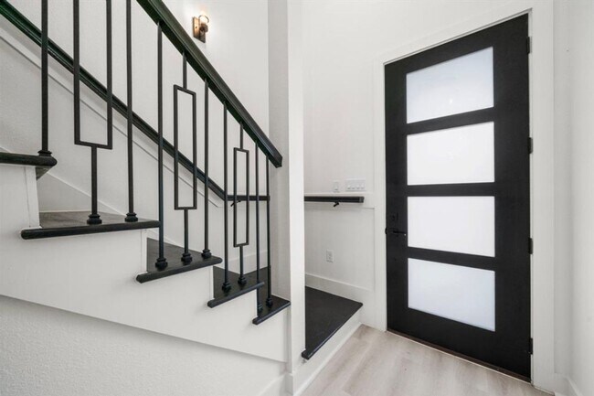 Building Photo - Modern Luxury 3bd/2.5 bath Duplex for Rent