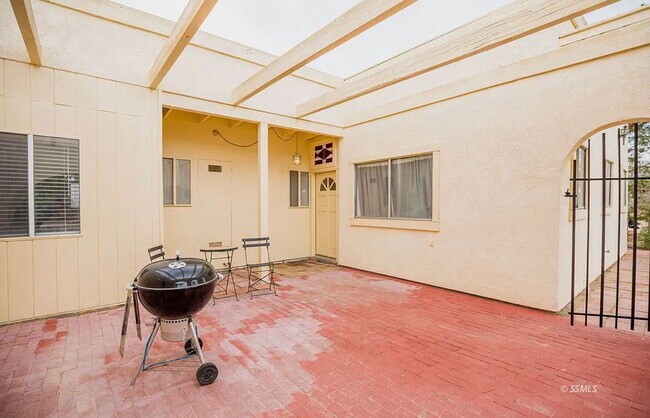 Building Photo - 1617 S Forest Knoll St