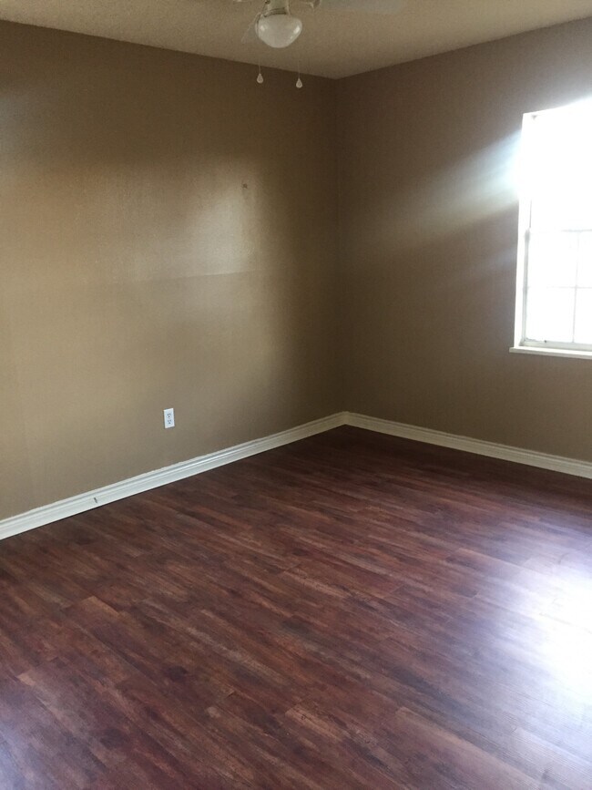 Building Photo - 704 Belmont Dr