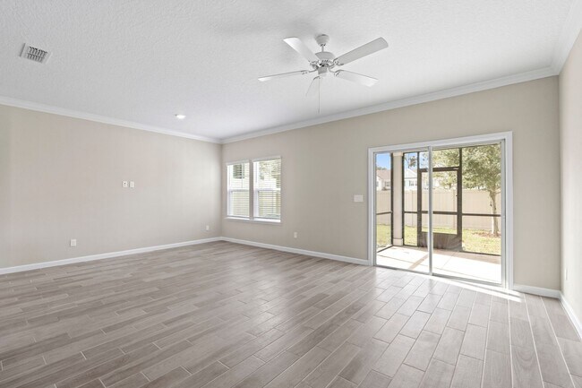 Building Photo - Beautiful Town Home