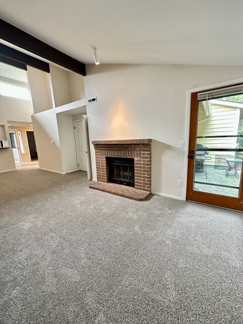 Foto del edificio - 15904 Village Green Dr