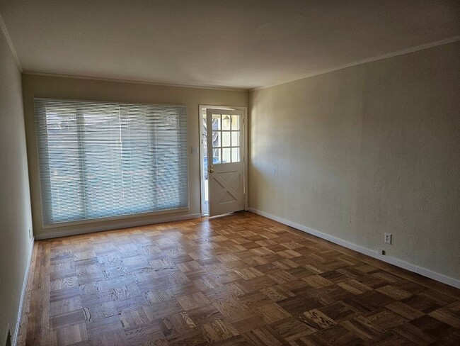 Building Photo - Fresh 2 bedroom 1.5 bath house in San Bruno