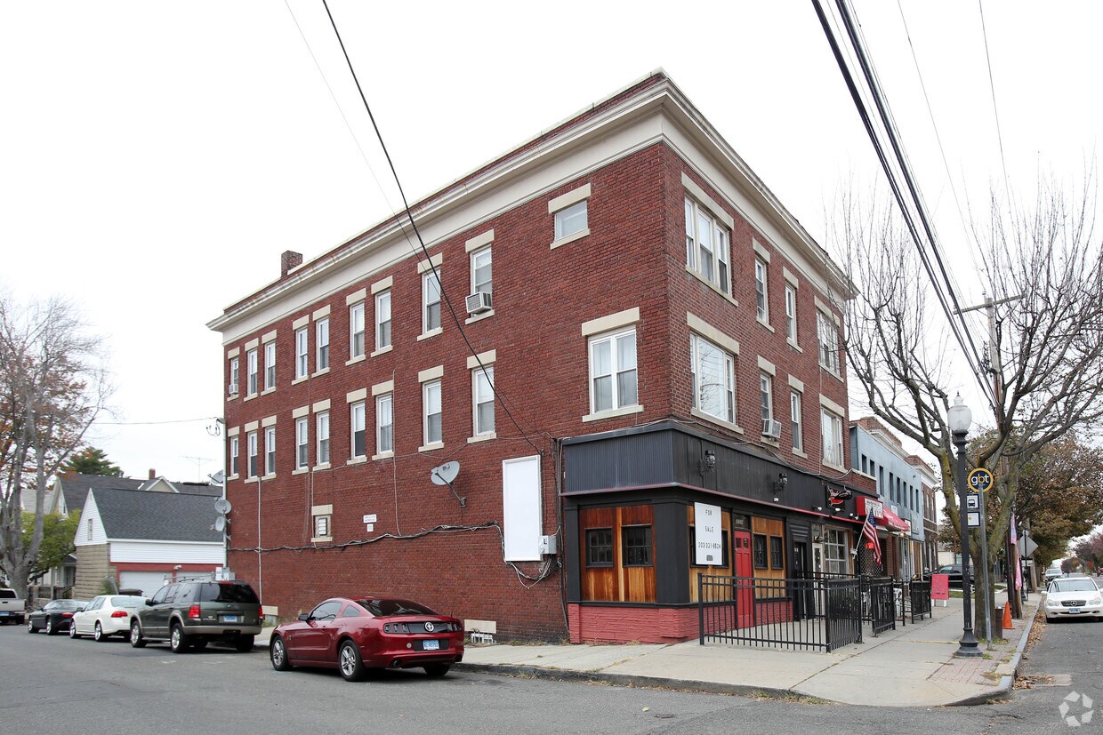 Foto del edificio - 2716-2720 Fairfield Ave
