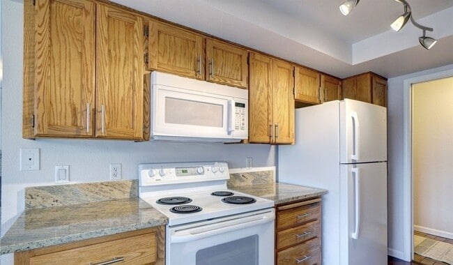 Building Photo - Charming 2 BR 2 Ba Apartment/Condo
