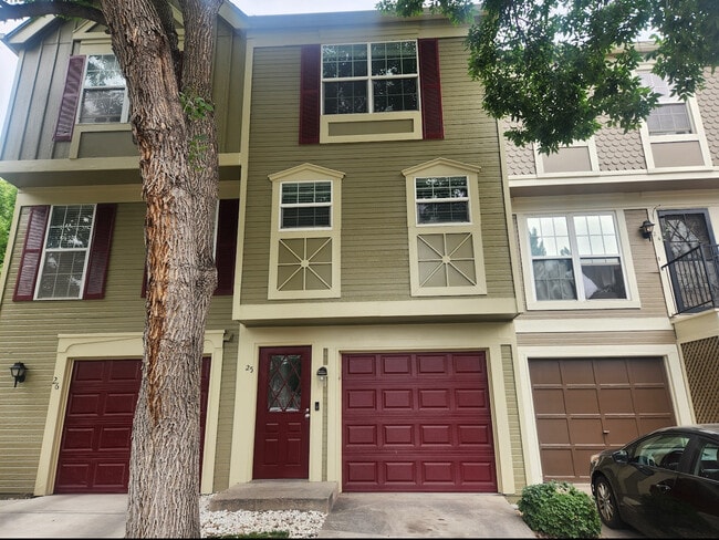 Building Photo - 1811 S Quebec Way