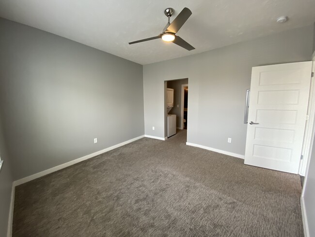 Building Photo - Centerline