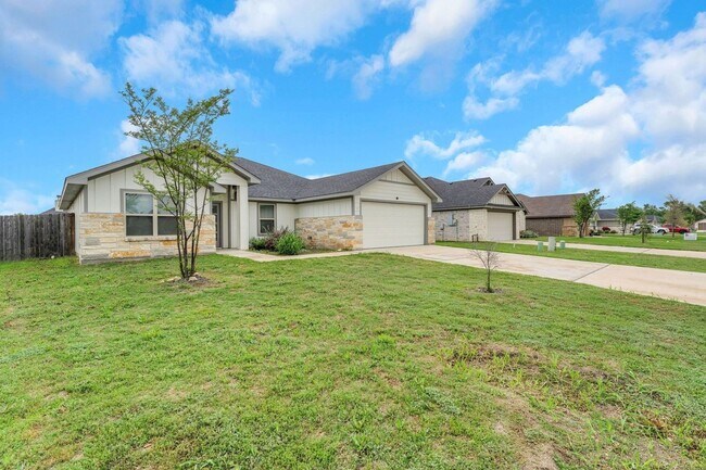 Building Photo - Spacious Farmhouse style 5BR House in Temp...