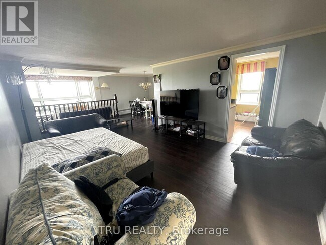 Building Photo - 1356-1356 Meadowlands Dr E