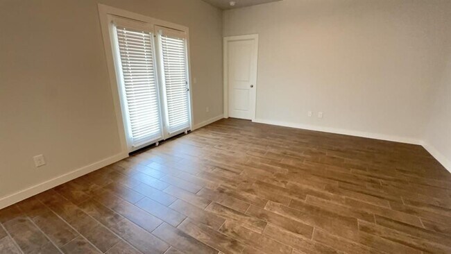 Foto del edificio - 17019 Oak Dr