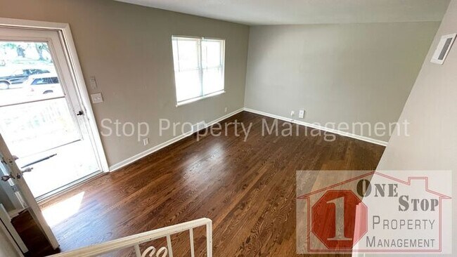 Foto del edificio - Beautiful 3 Bedroom / 2 Bathroom Duplex in...