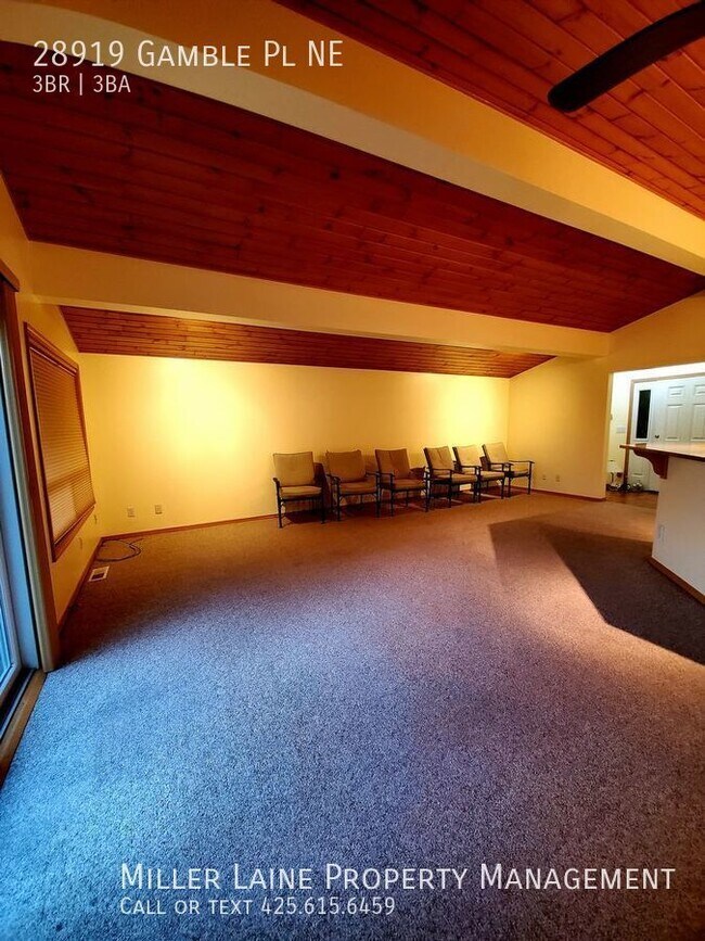 Building Photo - Stunning waterfront home!