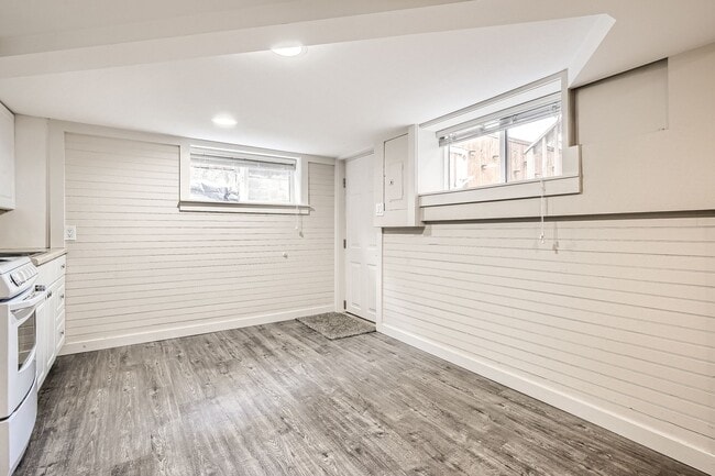 Building Photo - Charming 1Bed/1Bath Daylight Basement in Desirable Wallingford Triplex!