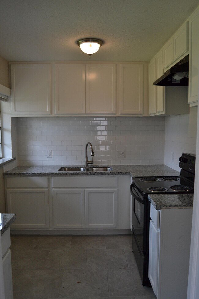 Building Photo - 6715 Moss Rose St