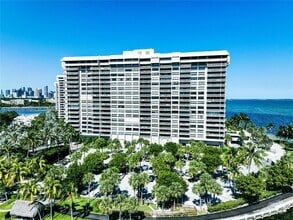 Building Photo - 1 Grove Isle Dr