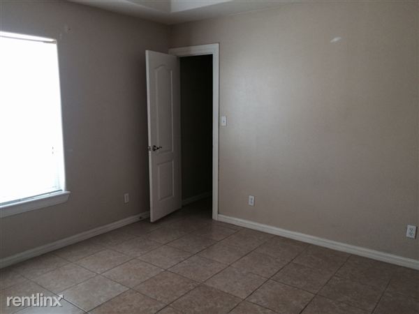 Building Photo - 2305 N Dahlia St