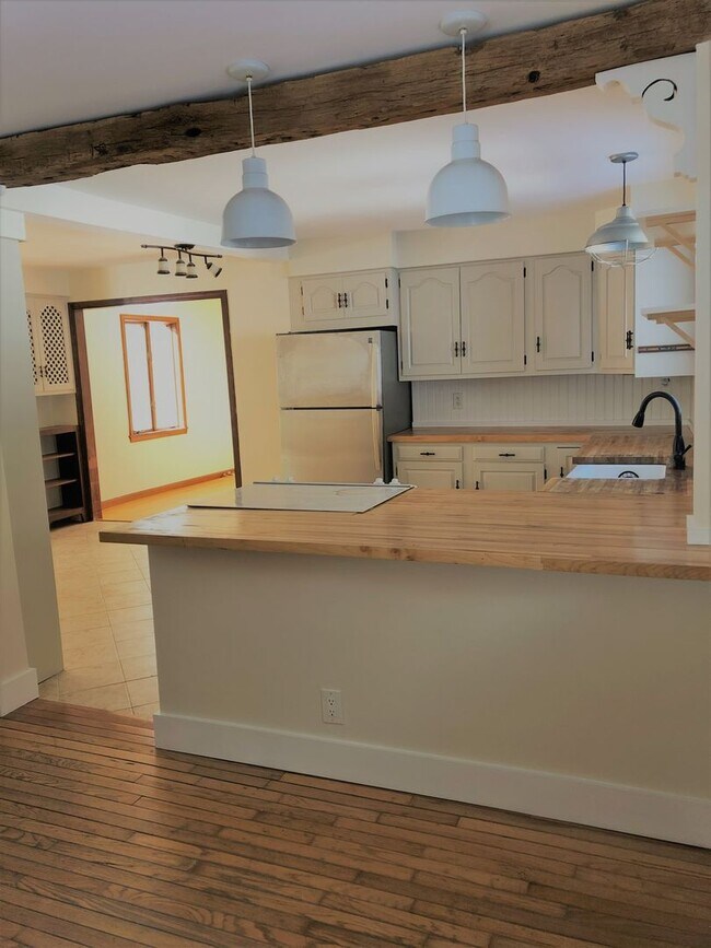 Building Photo - Single Family Home On 6 Acres Of Land