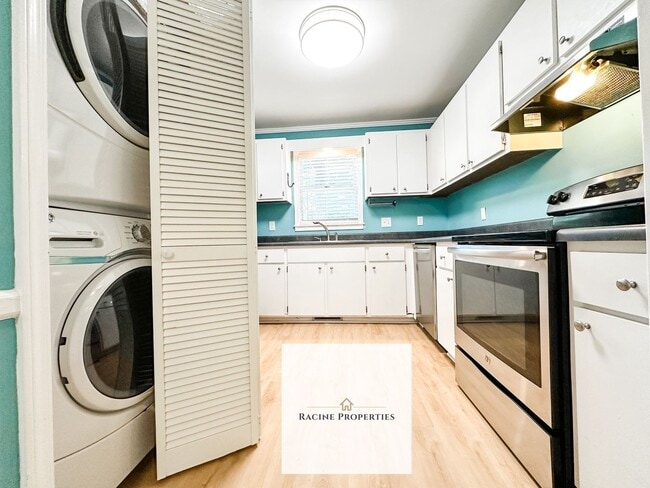 Building Photo - # Charming Townhouse in Desirable Greenvil...