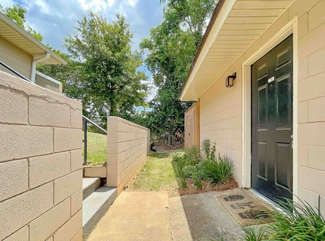 Primary Photo - 2241 W Pensacola St