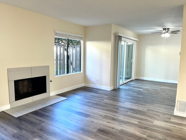 Foto del edificio - Upgraded 2 Bed/2 1/2 Bath Townhome