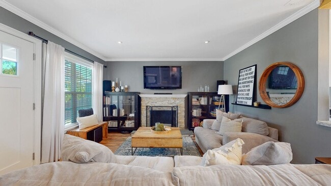 Building Photo - Completely remodeled 3 bedroom 2 bath near...