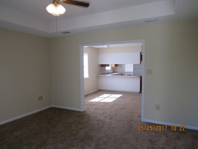 Building Photo - Home In Blue Pool