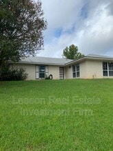 Building Photo - 302 Avenida Dr
