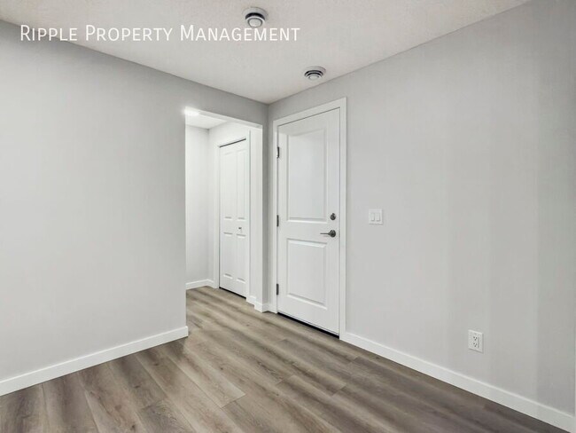 Photo du bâtiment - AMAZING 2 BEDS/ 1 BATHS LOWER LEVEL ONLY!