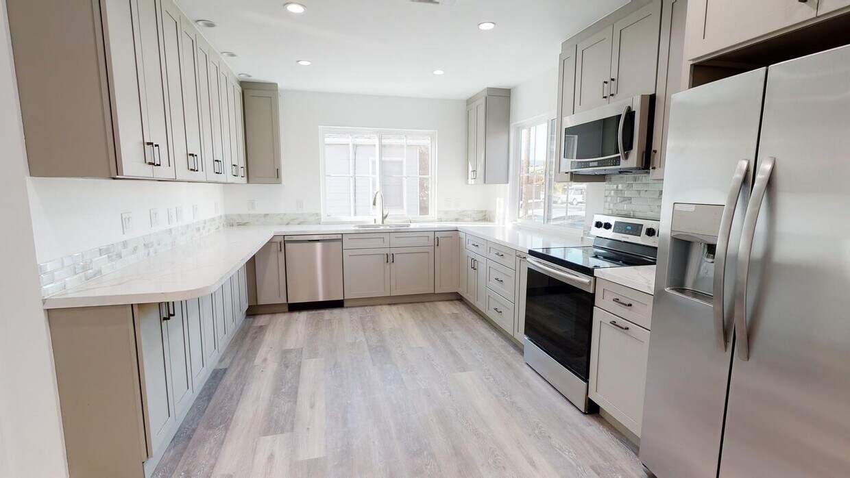 Primary Photo - Room in 6 Bedroom Apartment at 1409 Jeffer...