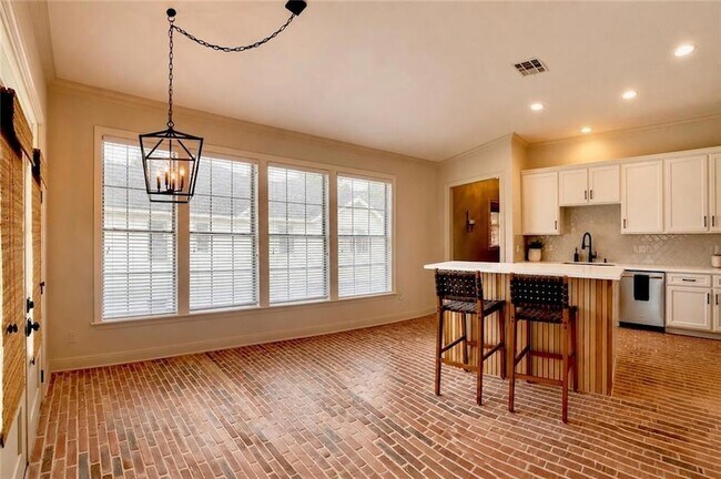 Foto del edificio - 18123 Cusachs Dr