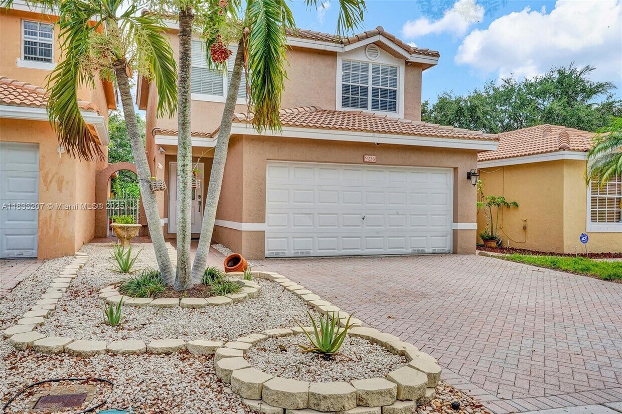 Foto principal - 9236 NW 54th St