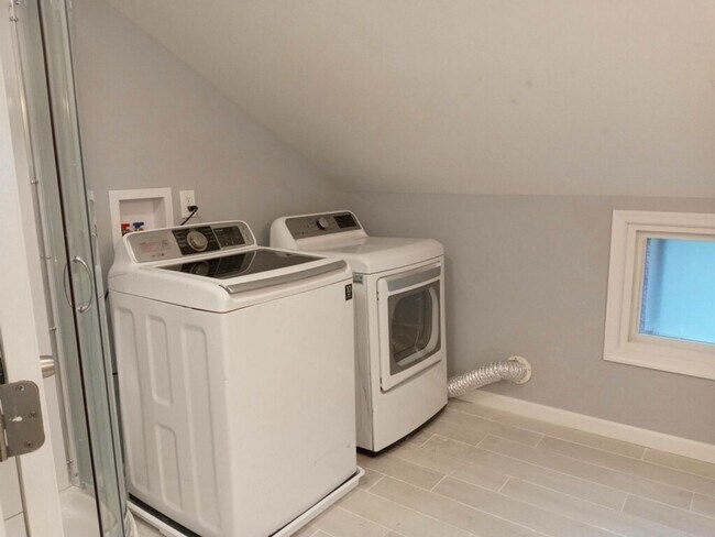 Foto del edificio - Beautiful renovated 4 beds 2 bath House in...