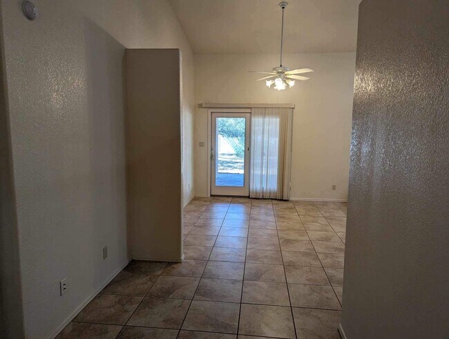 Foto del edificio - Large 3 bedroom with 3 car garage